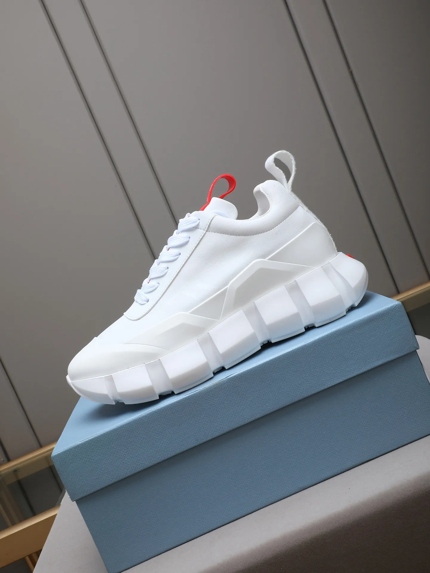 Men's shoes 💰500 PRADA/Prada men's lace-up casual sports shoes, the upper is made of imported first-layer calfskin, soft, comfortable and breathable ➕ washed sheepskin! The tongue is decorated with the PRADA brand letter logo. The rubber thick sole echoes the red label tongue. The style is fashionable and elegant. The details are carefully crafted. A casual sports shoe with a super western style and excellent breathability!  Size: 38-44 (45 46 customized)